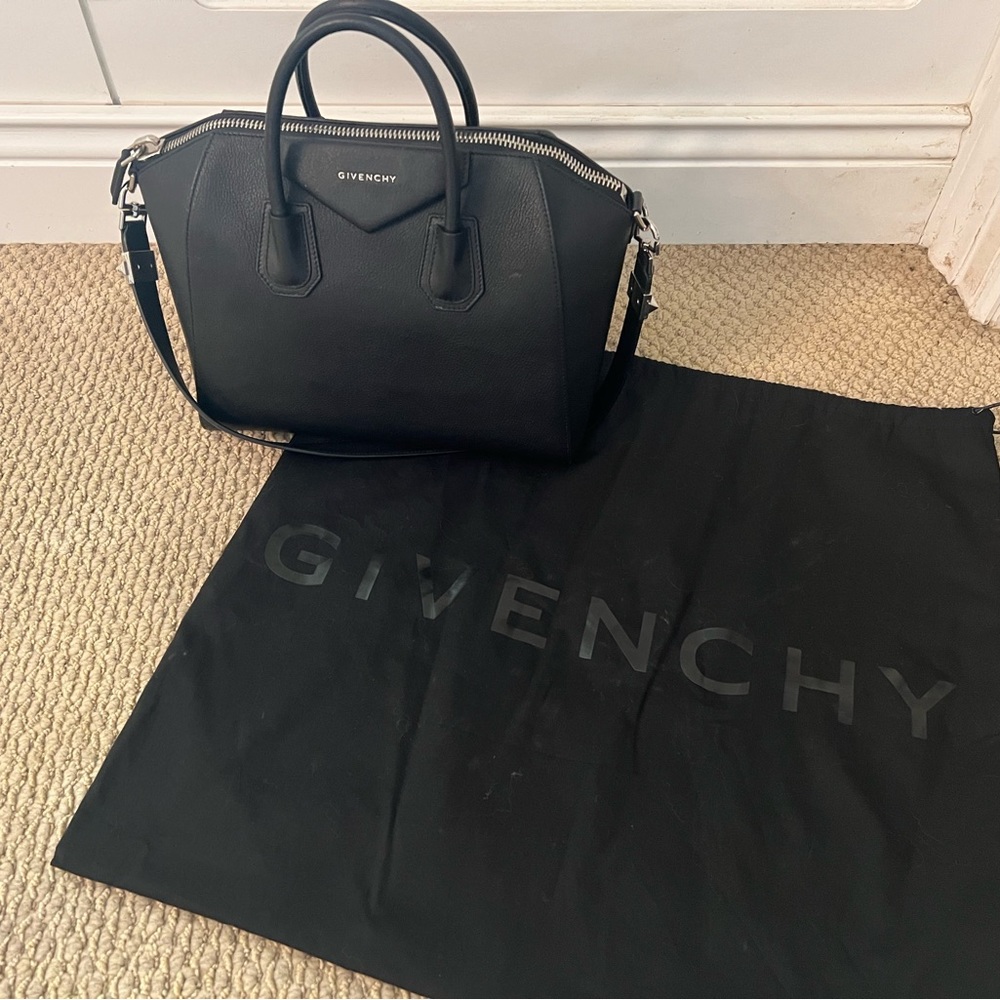 Givenchy Medium Antigona bag in grained leather